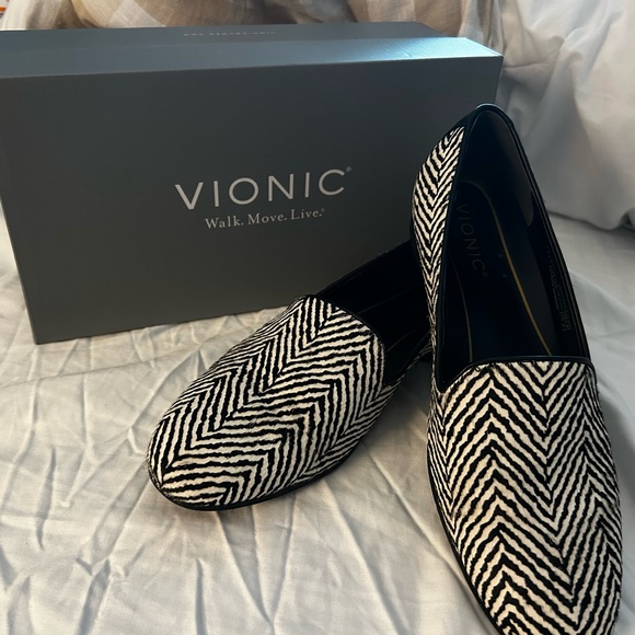Vionic : Black & White Loafers - Picture 1 of 3